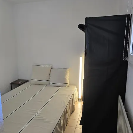 Appartement 2 Pièces En Rez- De -jardin *